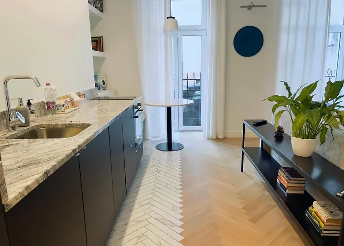 Miro Rooms French - Quiet Chic, Free Private Parking